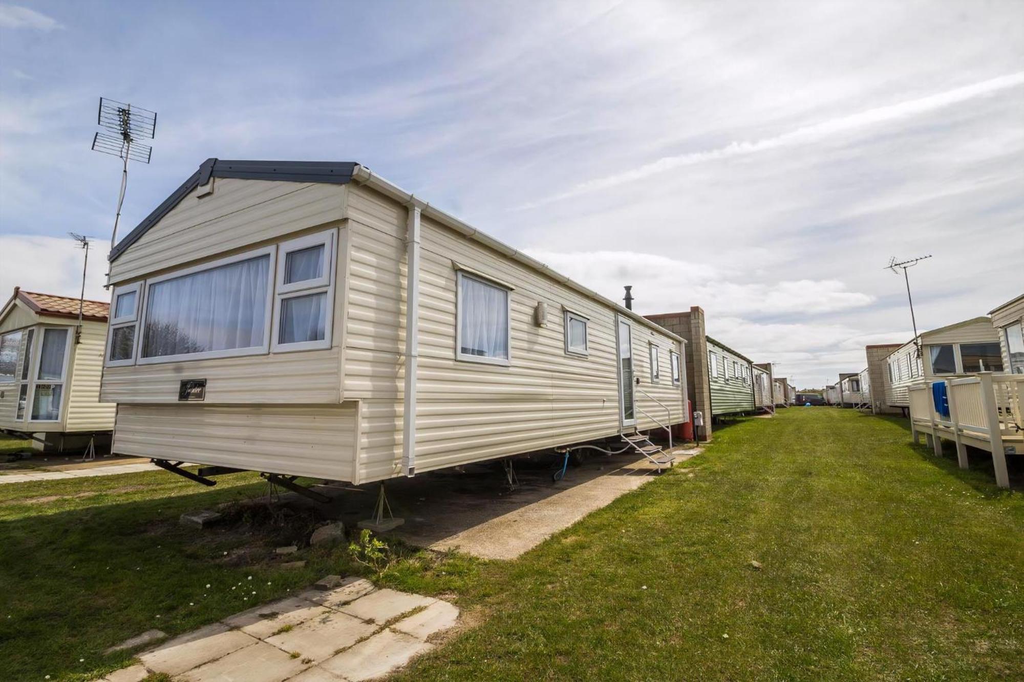 Superb 8 Berth Caravan Near Walton-On-The-Naze In Essex Ref 17175 Εξωτερικό φωτογραφία