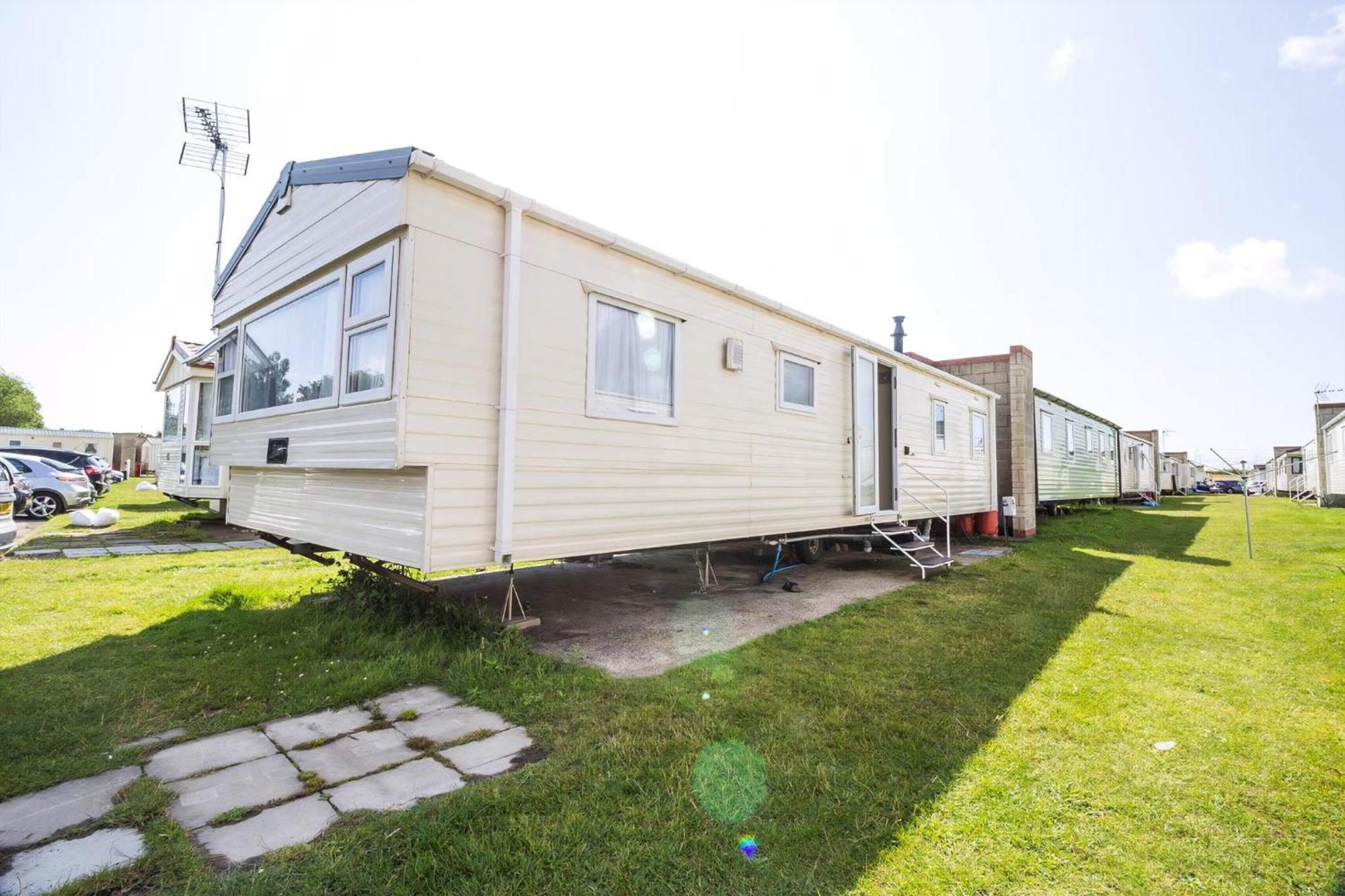 Superb 8 Berth Caravan Near Walton-On-The-Naze In Essex Ref 17175 Εξωτερικό φωτογραφία